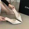 Versão em Couro Macio do Estilo Delicado Sapatilhas Fechadas com Laço para Mulheres, Novo Estilo de Verão, Confortáveis para Uso Externo, Sandálias de Salto Alto Finas