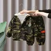 1358 Conjunto de Inverno para Meninos, Conjunto de Duas Peças Estiloso com Forro de Fleece e Espessado, Conjunto com Capuz Camuflado Tendência para Bebês no Inverno