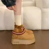 Botas de neve grossas, forradas com fleece, espessadas para mulheres, estilo inverno 2026, botas meias que aumentam a altura, sapatos grandes de algodão estilo pão quente do Nordeste