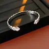 Pulseira Aberta com Cruz Cravejada de Zircônia Textura Pregueada Pulseira Cruzada Exagerada Europeia e Americana Joias de Nicho de Alto Padrão Atacado