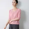 Atacado transfronteiriço, blusa de tricô feminina de manga curta com decote V sem costura de alta qualidade, plus size, adequada para primavera e outono, camada interna quente, manga curta