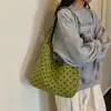 Bolsa de hombro de pana con lunares para comercio exterior transfronterizo, venta al por mayor, nueva bolsa de tela de hombro para niña de gran capacidad, bolso de mano