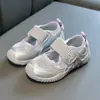 Tênis Esportivo de Treino para Meninas Estilo Coreano 2026 Novo Modelo Primavera Campus Infantil Versátil Outdoor Casual Respirável Tênis de Corrida