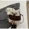 Moda Otoño e Invierno Bolsos de Felpa para Mujer 2026 Nuevo Estilo Coreano Nicho de Gama Alta Bolso Cubo Versátil para Viajes y Uso Diario Bolso Cruzado
