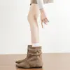 Botas de tacón bajo de gamuza con punta y hebilla plisadas apiladas estilo retro para mujer, botas cortas nuevas de otoño e invierno con aumento interno de altura y suela plana, botas de moda