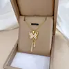 [Acero de Titanio] Borla Mariposa Lujo Ligero Moda Simple Hueco Exquisito Collar Cadena para Clavícula Todo Fósforo Colgante para Mujer