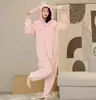 Pijama Entero de Franela Transfronterizo Nueva Serie de Arowana Animales de Dibujos Animados Ropa de Casa para Parejas Adultos Pueden Salir