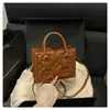 Bolsa Satchel Elegante com Relevos Pequena Quadrada para Mulheres 2025 Novo Estilo Início de Outono Moda Retrô Simples Bolsa de Ombro Cruzada