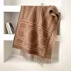 Bufanda Vintage de Borde con Letra Doble Cara de Cachemira Sintética para Mujer, Versátil Chal Cálido con Borlas para Otoño e Invierno, Venta al por Mayor