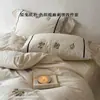 Novo conjunto de quatro peças em algodão-linho com trama fresca e flores bordadas, renda estilo coreano, macio e confortável para dormir nu, inclui capa de edredom, lençol de cima e lençol com elástico