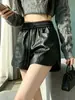 Novos estilos de outono e inverno: shorts femininos de couro com cintura elástica, adequados para baixinhas, modernos e casuais, feitos de couro PU, cintura alta, modelagem afinar e perna larga