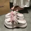 Tamancos femininos de plataforma com sola grossa para uso externo, macios e fofos, confortáveis para o uso casual de verão, com sensação de pisar em fezes, chinelos fechados de EVA