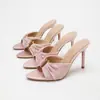 Sandálias quadradas novas de cetim torcido para primavera, tamancos de salto agulha para uso externo, sapatos femininos delicados e versáteis, fornecimento de fábrica