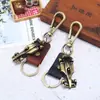 Chaveiro de Liga Retro para Corrida com Pingente de Couro Criativo Personalizado para Homens Chaveiro de Carro Presente Venda por Atacado
