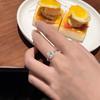 Nuevo anillo cuadrado de diamantes brillantes para mujer, pequeño anillo cuadrado de azúcar, anillo ligero de lujo para mujer, anillo para la vena del dedo índice, anillo de diseño de nicho.