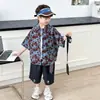 Roupa de Verão para Meninos: Conjunto Elegante de Camisa Floral, Novo Conjunto de Três Peças Estilo Coreano 2026 com Shorts Jeans para Crianças, Colete para Meninos