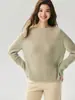 Suéter Campari minimalista, versátil y de corte holgado para mujer, con escote asimétrico, tejido suelto y un estilo casual y relajado.