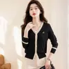Cardigã de malha feminino com bordado de logotipo, gola V, cores contrastantes, abotoamento simples, peça externa versátil, blusa básica fashion