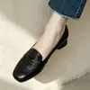 Mocassins de salto baixo, bico quadrado e abertura rasa, oferecendo uma estética retrô, adequados para o trajeto e para uso casual, e proporcionando uma sensação confortável para os pés.. Único sapatos femininos