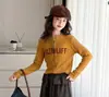Roupas infantis para meninas 2026 outono novo estilo, conjunto casual de outono com cardigã com zíper e estampa de letras para crianças de tamanho médio e grande e calça de perna larga