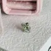 Colección de Brazaletes de Oreja Verde Fresco de Primavera: Aretes de Acero de Titanio Color Verde Menta Transparente con Aretes de Trébol de Cuatro Hojas Microincrustados