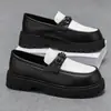 2026 Novos Sapatos Masculinos de Couro com Solado Grosso para Aumentar a Altura, Bico Largo, Mocassins Casuais Brilhantes de Couro Envernizado com Salto Grosso, Sapatos da Moda para Cabeleireiros