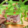 Uma variedade de sacolas de presente de Natal, sacolas de presente para as festas, sacolas de doces e biscoitos para a véspera de Natal, sacolas de presente de mão