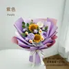 Ramo de flores de hilo tejido a mano, con girasoles y lirios cala, una pieza decorativa para el escritorio del hogar o la oficina, y un regalo perfecto