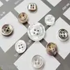 Fabricante de Botões de Resina para Camisas, Logo Ecológico, Gravação a Laser em Resina, Botões de Camisa Bicolores, Gravação para Polo, Design Simples