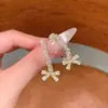 Pendientes de aro pequeños en forma de C de cristal estilo Chanel para mujer, lujo ligero, nicho, sensación de alta gama, pendientes de botón con colgante de lazo de pedrería incrustada, joyería para orejas