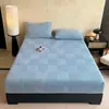 Lençol de Cama de Leite Engrossado Ajustado Peça Única Coral Fleece Esculpido Cobertura de Cama Totalmente Fechada Cobertura de Cama Tatami Conjunto de Três Peças Comércio Exterior Atacado