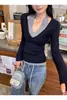 Suéter de punto con bloques de color, cuello halter en V y manga larga para mujer, estilo coreano, nueva colección de principios de otoño, con un diseño de punto trenzado texturizado y un corte ajustado, creando un look en capas