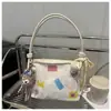 Atacado Moda Bolsa Quadrada Pequena de Mão Fofa de Desenho Animado Bolsa Feminina 2025 Primavera Nova Bolsa de Ombro Estilo Doce Transversal Moderna
