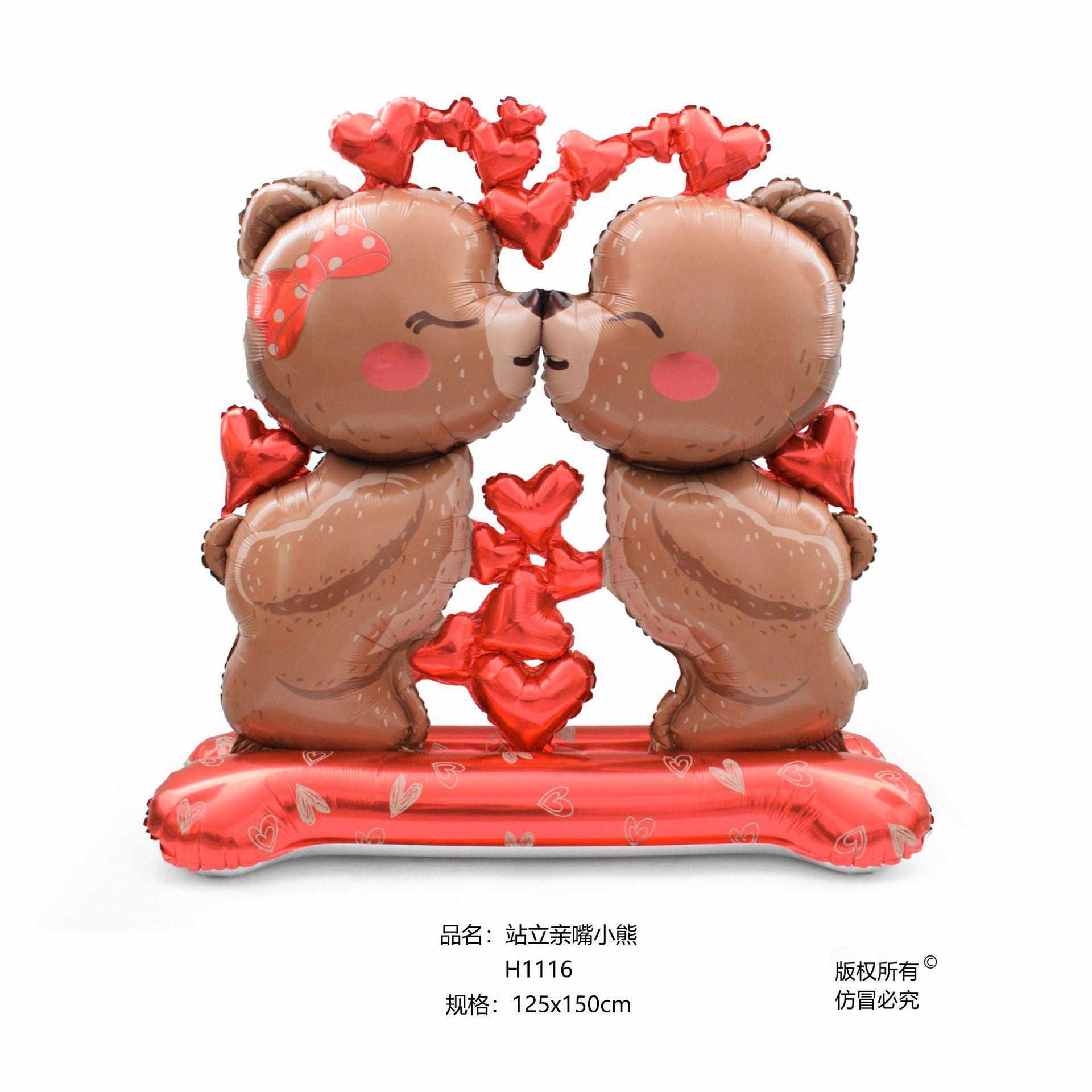 站立亲嘴小熊