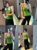 Además, es un artículo imprescindible que es increíblemente favorecedor.. La camiseta sin mangas verde aguacate de cuello en U ajustada es un body verde adelgazante. MQ1667
