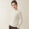 Suéter de punto ajustado para mujer, de cuello alto medio, cálido y sin costuras, en un estilo clásico y discreto, perfecto como capa base o para superponer.