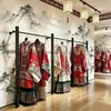 Estante de Exhibición para Vestidos de Boda, Perchero Estilo Chino Xiuhe, Estante de Exhibición Negro de Pie Montado en Pared para Tienda Hanfu