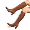 Botas de cano alto estilo Western Americano 819-3 com bico fino e salto grosso quadrado, com zíper interno, combinadas com um casaco de couro