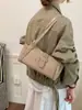 Coleção de outono 2026 feminina minimalista e estilosa transfronteiriça: uma bolsa de ombro chique e única com um design casual e elegante, perfeita para carregar sob o braço