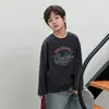 Camiseta de outono Aimobebe para crianças, blusa básica de manga comprida com estampa de letras, top solto versátil de algodão puro e amigo da pele para meninos, moderno