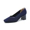 569 Sapatos de salto alto Princess femininos salto grosso novo 2024 bico quadrado boca em V padrão reto cor sólida versátil sapatos de salto único estilo garota francesa