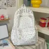 Mochila com padrão de ondas azul leitoso, estilo claro e artístico, estilo coreano, suave e versátil, adequada para viagens e passeios, faz o usuário parecer mais claro.