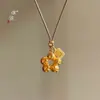 Collar con Colgante de Flor Dorada Hueca Pequeña de la Fortuna con Dinero y Flor de Buena Suerte Cadena para Suéter de la Tienda de Oro Pu Zuo