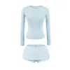 Conjunto de Duas Peças para Mulheres: Camiseta Cinza de Manga Longa com Botões Estilo Spicy Girl Americano e Shorts Cinza de Cintura Baixa Aderentes ao Corpo, Roupa Slim Fit e que Valoriza a Silhueta