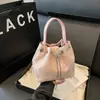 Bolsa de corrente tipo balde, fresca e estilosa, para mulheres, novo modelo 2026, dropshipping transfronteiriço, bolsa de ombro e transversal, bolsa de nicho