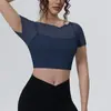 Camiseta deportiva de malla sintética tipo dos piezas disponible en stock con mangas cortas y almohadillas en el pecho, top de yoga, top corto, ropa de fitness adelgazante de secado rápido