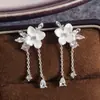 Pendientes de Tachuela Elegantes con Borla de Flor Blanca de Gama Alta Estilo Coreano para Mujer Pinzas para Orejas de Bobina de Mosquitos Pendientes Pequeños Frescos