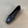 Zapatos de Salón Planos de Punta Cuadrada Estilo Retro con Lazo para Mujer Color Negro Modelo 2026 Modernos que Aumentan la Altura Versátiles para el Trabajo y el Uso Diario Mocasines Planos