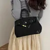 Nuevo modelo Otoño 2026, lujo ligero, elegante, bolso de mano para uso diario, bolso tipo Kelly para mujer de oficina, bolso de hombro