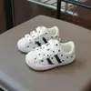 Zapatos infantiles colección otoño 2026: bonitos tenis de encaje y lunares para niñas, zapatos deportivos casuales anti-patada para estudiantes, estilo moderno